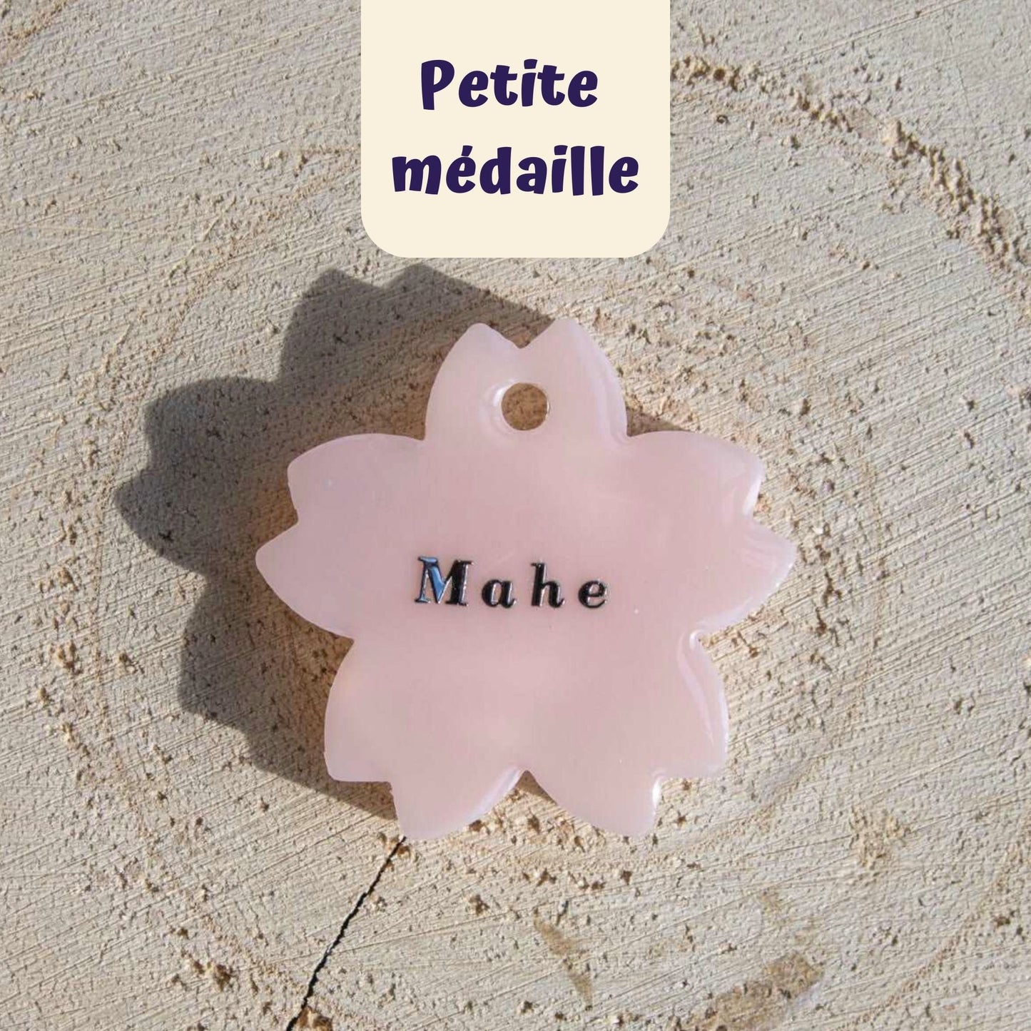 Medaille d'identification originale pour chat, couleur rose pastel, forme fleur de cerisier