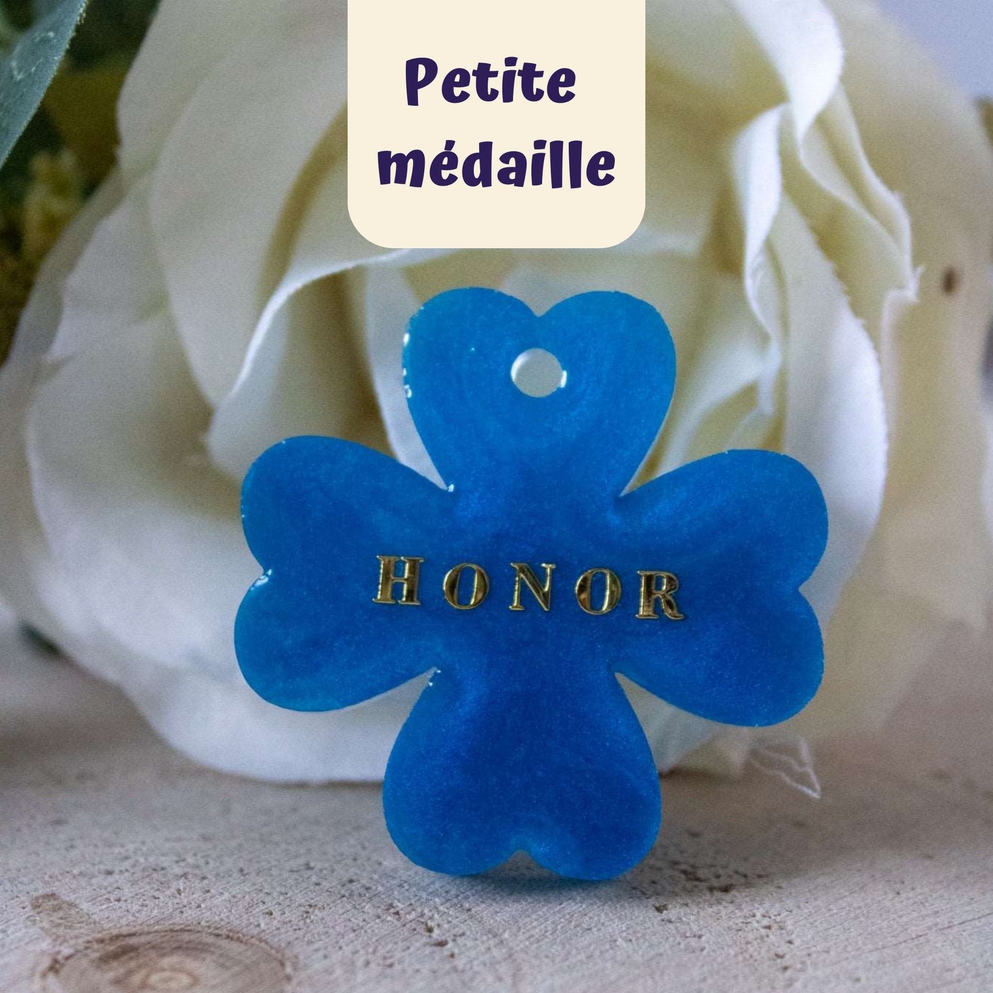 Personnalisez une médaille pour chat, forme trefle, couleur bleu