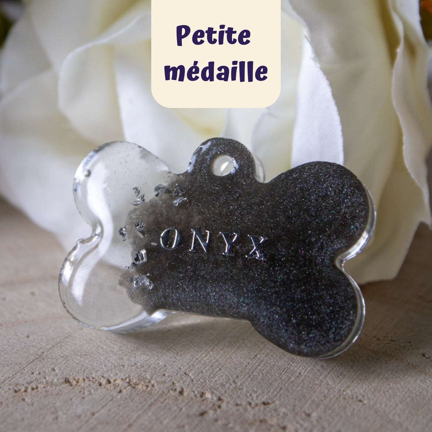 Photo d'une medaille pour chat à accrocher sur collier ou harnais, couleur metal inox aluminium