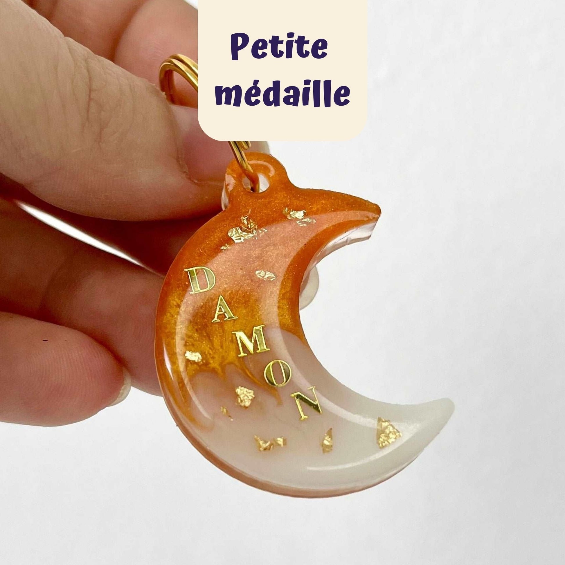 medaille personnalisable pour chat en forme de lune, couleur orange blanc